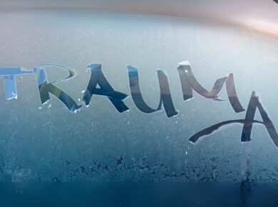 Czym jest trauma emocjonalna? Dowiedz się jak ten głęboki ślad w umyśle, ciele i mózgu, zmienia sposób funkcjonowania na co dzień.