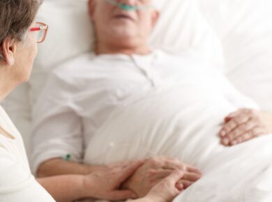 Czego żałują umierający? Najczęściej nie chodzi o rzeczy materialne, lecz o zaniedbane relacje, niewypowiedziane słowa i szanse.