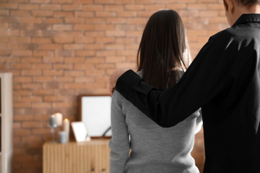 Etapy żałoby to naturalny proces, przez który przechodzi każdy po stracie bliskiej osoby. Poznaj poszczególne fazy żałoby.