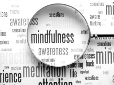 Dowiedz się, co to jest mindfulness i jak praktyka uważności może zmienić Twoje życie. Poznaj skuteczne sposoby na redukcję stresu!