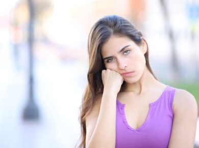 Chłód emocjonalny to mechanizm obronny, który chroni przed zranieniem, ale jednocześnie utrudnia budowanie bliskich relacji. Dowiedz się!