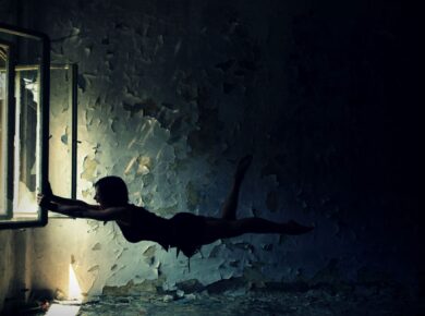 Lęk przed porzuceniem może utrudniać budowanie zdrowych relacji, prowadząc do nadmiernej zależności lub unikania bliskości.