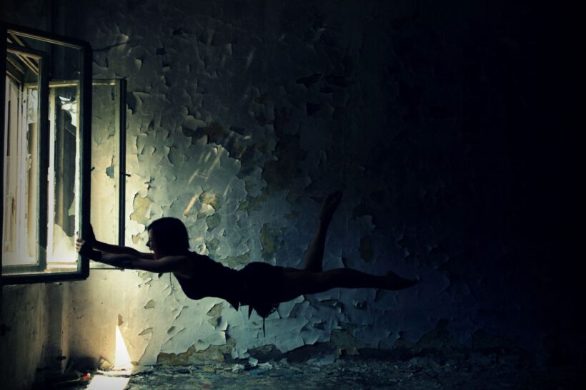 Lęk przed porzuceniem może utrudniać budowanie zdrowych relacji, prowadząc do nadmiernej zależności lub unikania bliskości.