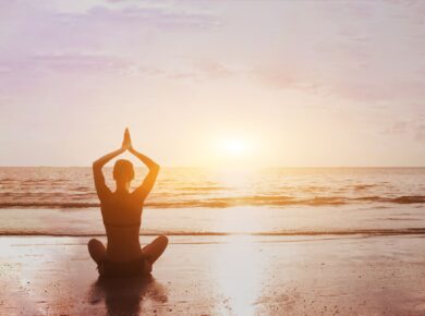 Dowiedz się, jak mindfulness może pomóc w walce ze stresem i lękiem. Poznaj techniki świadomego oddychania i skupienia na teraźniejszość.