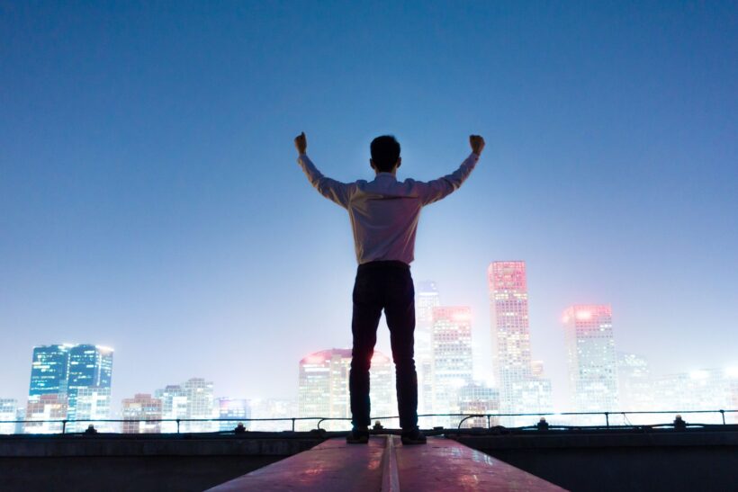 Przedwczesna niezależność emocjonalna to mechanizm obronny, który kształtuje się już w dzieciństwie i wpływa na relacje w dorosłym życiu.