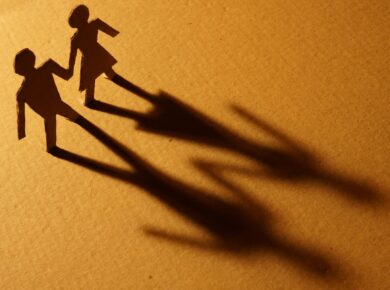 Zrozum emocjonalne schematy z dzieciństwa. Wpływ dzieciństwa na dorosłe związki kształtuje sposób, w jaki budujemy relacje.