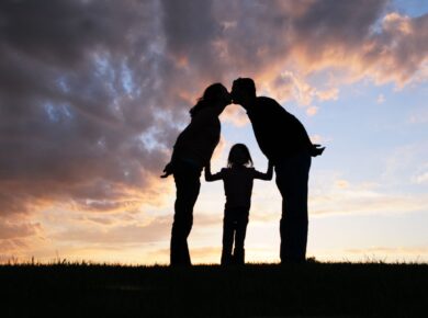 Wpływ dzieciństwa na relacje w dorosłości jest ogromny – wczesne doświadczenia kształtują nasze wzorce bliskości, zdolność do zaufania.