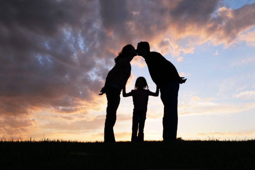 Wpływ dzieciństwa na relacje w dorosłości jest ogromny – wczesne doświadczenia kształtują nasze wzorce bliskości, zdolność do zaufania.