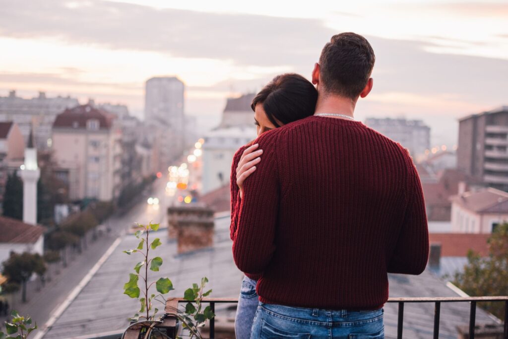 Syndrom ratownika to mechanizm obronny, w którym troska o innych staje się sposobem na unikanie własnych emocji.  Dowiedz się więcej. 