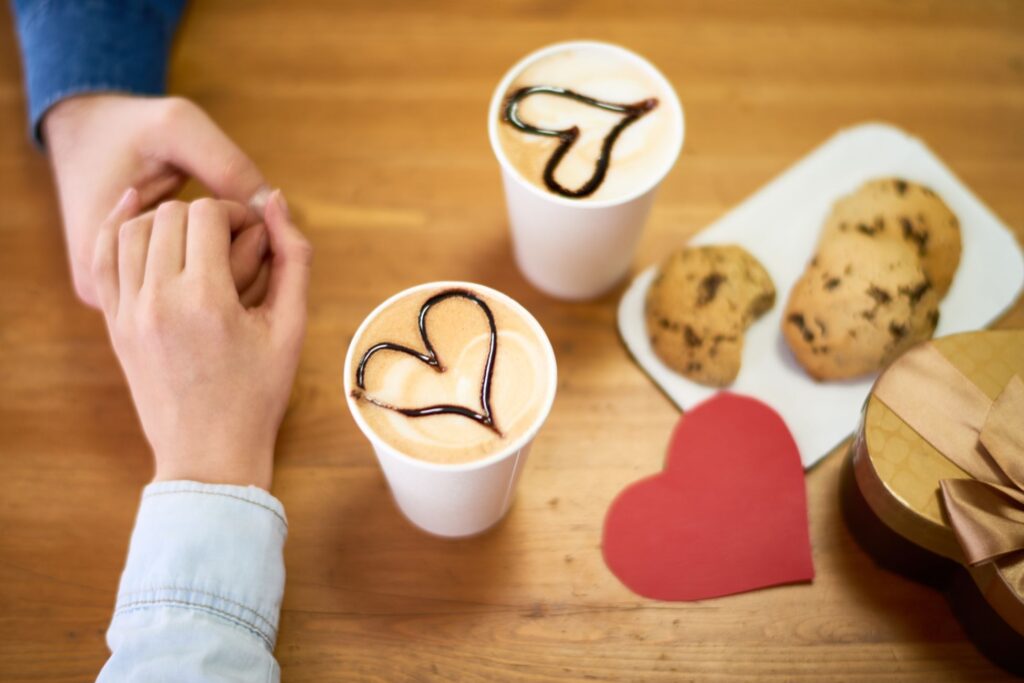 Zrozum emocjonalne schematy z dzieciństwa. Wpływ dzieciństwa na dorosłe związki kształtuje sposób, w jaki budujemy relacje. 