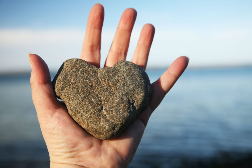 Mechanizmy obronne a odcięcie emocjonalne – ilustracja przedstawiająca zamkniętą emocjonalnie osobę, symbolizującą dystans i brak reakcji na uczucia.