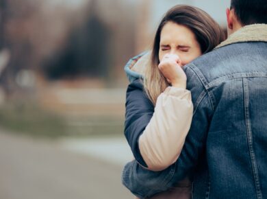 Strata bliskiej osoby to bolesne doświadczenie, które wpływa na nasze życie i emocje. Sprawdź, jak przejść przez żałobę, jakie są etapy straty i jak znaleźć sposoby na poradzenie sobie z bólem.