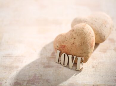 Mechanizmy obronne a odcięcie emocjonalne – ilustracja przedstawiająca zamkniętą emocjonalnie osobę, symbolizującą dystans i brak reakcji na uczucia.