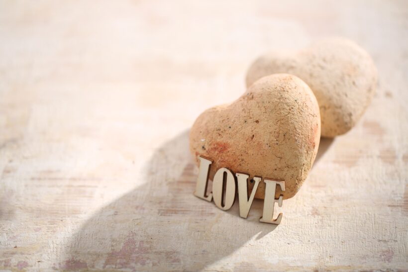 Mechanizmy obronne a odcięcie emocjonalne – ilustracja przedstawiająca zamkniętą emocjonalnie osobę, symbolizującą dystans i brak reakcji na uczucia.