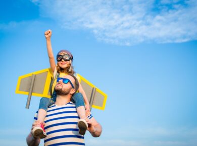 Zobacz, dlaczego rola ojca w rodzinie jest tak istotna w budowaniu tożsamości, poczucia bezpieczeństwa i relacji dziecka z innymi.