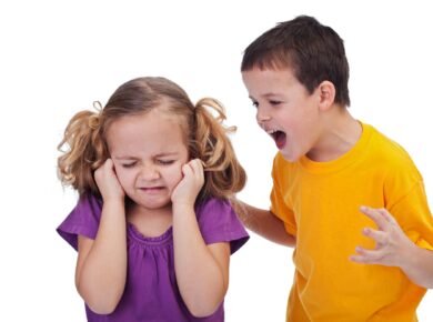 Zazdrość u dzieci to silna emocja. Dowiedz się, skąd się bierze i jak możesz mądrze wspierać dziecko w jej przeżywaniu.