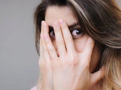 Pokonaj lęk i zacznij żyć naprawdę. Dowiedz się, dlaczego ucieczka od emocji nie działa i jak zaakceptować lęk, by odzyskać spokój i wolność.