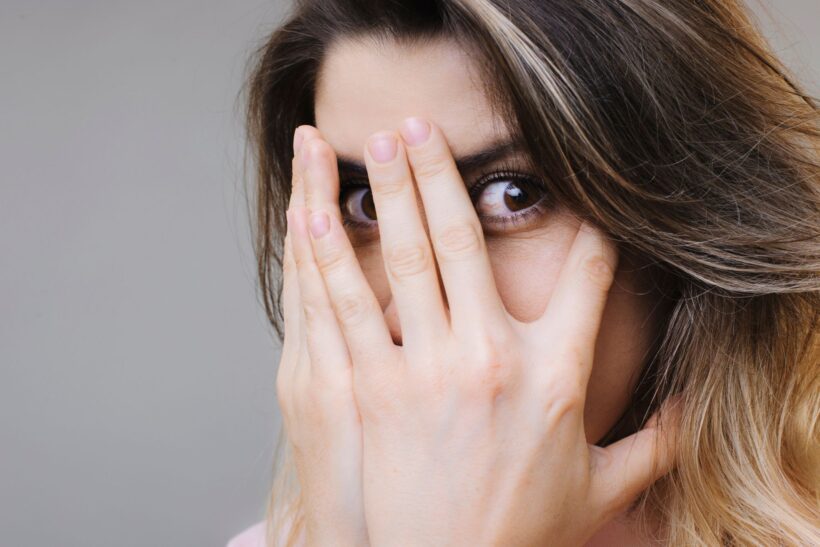 Pokonaj lęk i zacznij żyć naprawdę. Dowiedz się, dlaczego ucieczka od emocji nie działa i jak zaakceptować lęk, by odzyskać spokój i wolność.