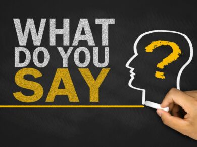 Napis „What do you say” obok konturu głowy z żółtym znakiem zapytania