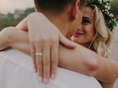 Para w objęciach, patrząca sobie w oczy – szczera miłość uchwycona w jednym spojrzeniu.