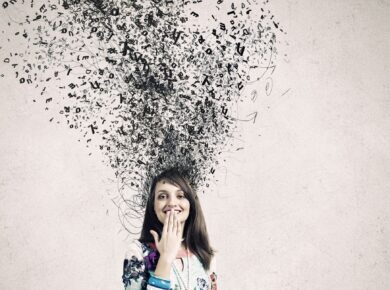 Kobieta z uśmiechem, z której głowy wyłania się wir myśli i liter – symboliczna ilustracja przedstawiająca natłok myśli i refleksji. Idealne zobrazowanie tematu „cytaty uważność” i praktyki bycia tu i teraz.