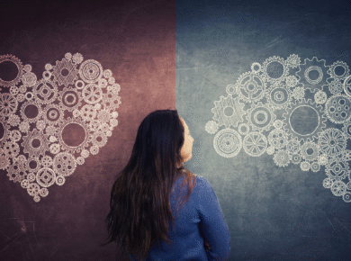 Kobieta stojąca między symbolicznym sercem z trybików po lewej stronie a mózgiem z trybików po prawej stronie, symbolizująca konflikt między emocjami a rozumem.