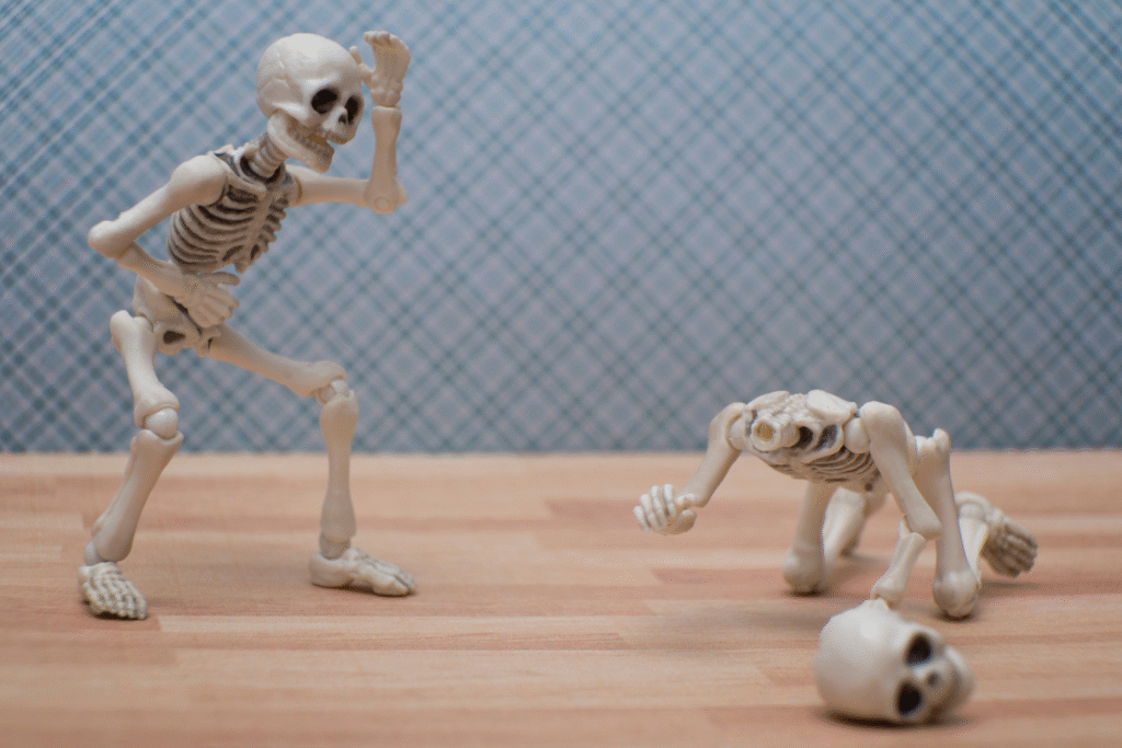 Figurki szkieletów – metafora śmiechu, który boli, pokazanie ukrytej przemocy emocjonalnej pod przykrywką żart. 