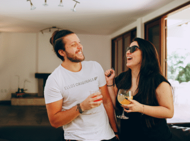 para śmiejących się osób, ale w tle pytanie: kiedy śmiech naprawdę rani i staje się formą przemocy emocjonalnej