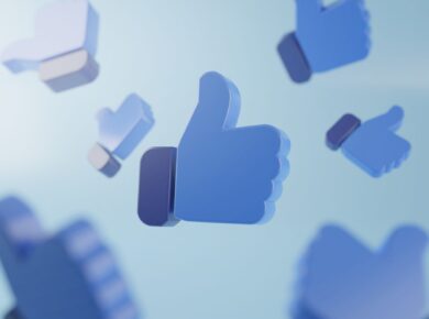 Ikony kciuka w górę symbolizujące polubienia, aprobatę i społeczną akceptację w mediach społecznościowych